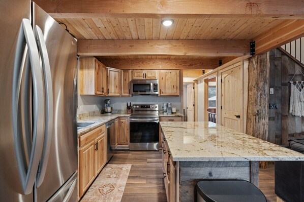 Réfrigérateur, four à micro-ondes, un four, surface de cuisson