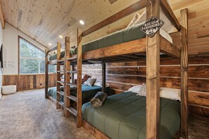 4 quartos, escrivaninha, ferros/tábuas de passar roupa, berço de viagem