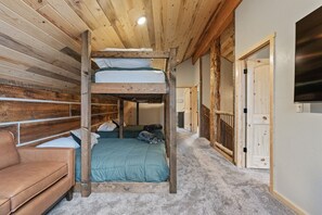 4 makuuhuonetta, työpöytä, silitysrauta/-lauta, vauvan matkasänky