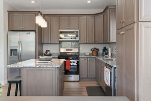 Jääkaappi, mikroaaltouuni, uuni, liesi