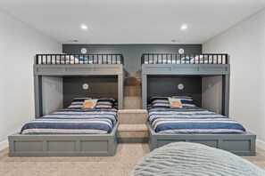 5 室のベッドルーム、デスク、アイロン / アイロン台、旅行用ベビーベッド