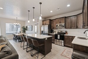 Jääkaappi, mikroaaltouuni, uuni, liesi