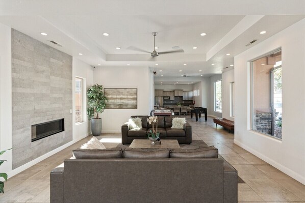 Älytelevisio, videopelejä, pöytäjalkapallopöytä