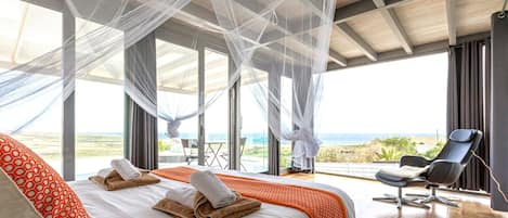 6 dormitorios, caja fuerte, escritorio y tabla de planchar con plancha