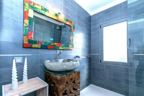 Dusj, hårføner, bidé og håndklær