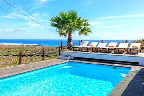 Utendørsbasseng og et oppvarmet basseng