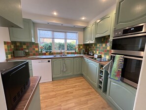 Fridge, microwave, oven, dishwasher - Halcyon House - sleeps 5 guests  in 3 bedrooms (Bodham)