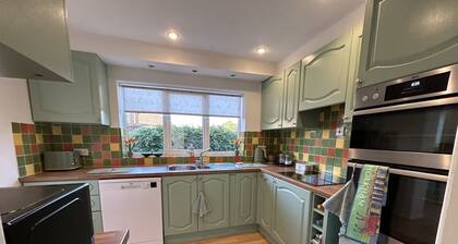Halcyon House - sleeps 5 guests in 3 bedrooms