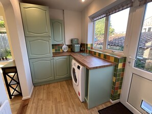 Interior - Halcyon House - sleeps 5 guests  in 3 bedrooms (Bodham)