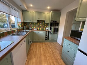 Fridge, microwave, oven, dishwasher - Halcyon House - sleeps 5 guests  in 3 bedrooms (Bodham)