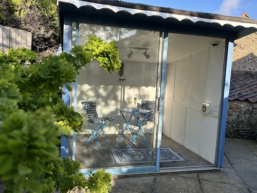 Halcyon House - sleeps 5 guests  in 3 bedrooms