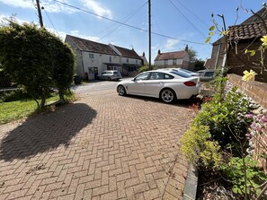 Property grounds - Halcyon House - sleeps 5 guests  in 3 bedrooms (Bodham)