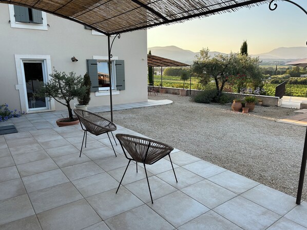 Terrace/patio - Dépendance D'une Maison de Campagne en Drôme Provençale Face au Mont Ventoux (Vinsobres)