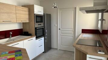 Réfrigérateur, micro-ondes, four, plaque de cuisson