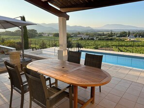 Outdoor dining - Dépendance D'une Maison de Campagne en Drôme Provençale Face au Mont Ventoux (Vinsobres)