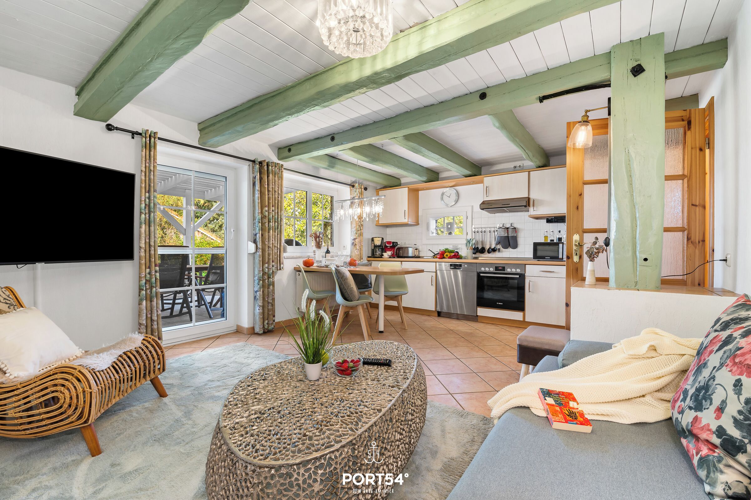 Fernseher, Tischtennisplatte, Bücher