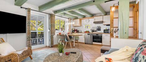 Una televisión, una mesa de tenis de mesa, libros