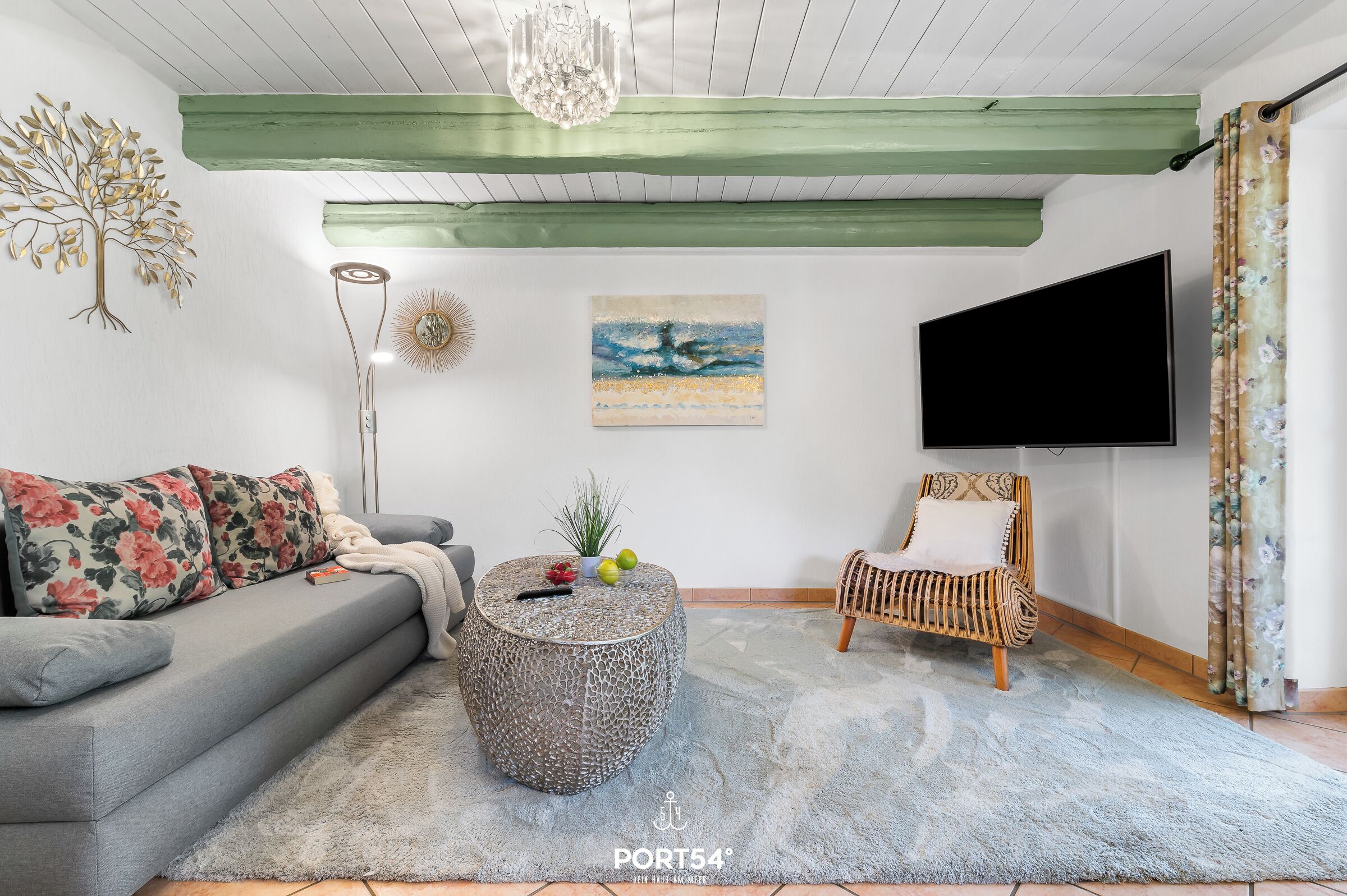 Fernseher, Tischtennisplatte, Bücher