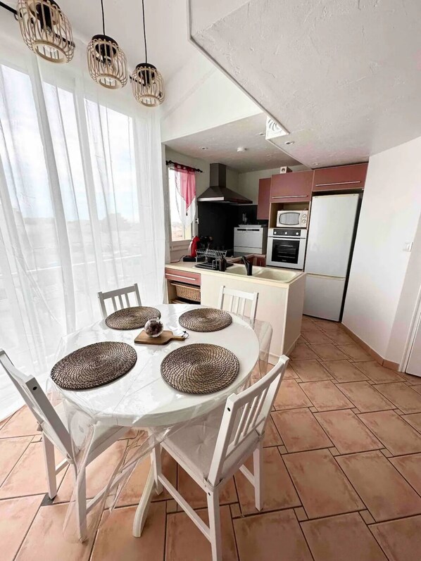 Dining - T2 Mezzanine 300m de la Plage (Narbonne)