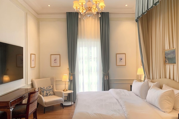 Luxury Room, Courtyard View | Peralatan tempat tidur premium, gebar bulu kapas, busa memori