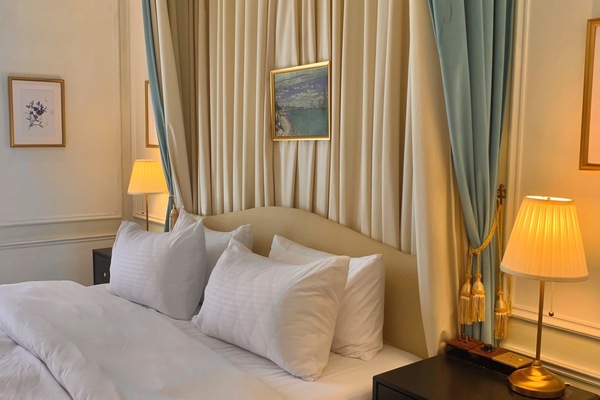 Luxury Room, Courtyard View | Peralatan tempat tidur premium, gebar bulu kapas, busa memori, meja
