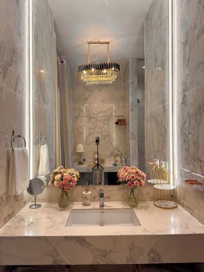 Habitación Royal, vista al patio | Baño | Regadera, regadera tipo lluvia, secadora de cabello, bidet 