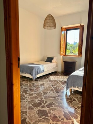 3 chambres, fer et planche à repasser, lit de bébé portatif