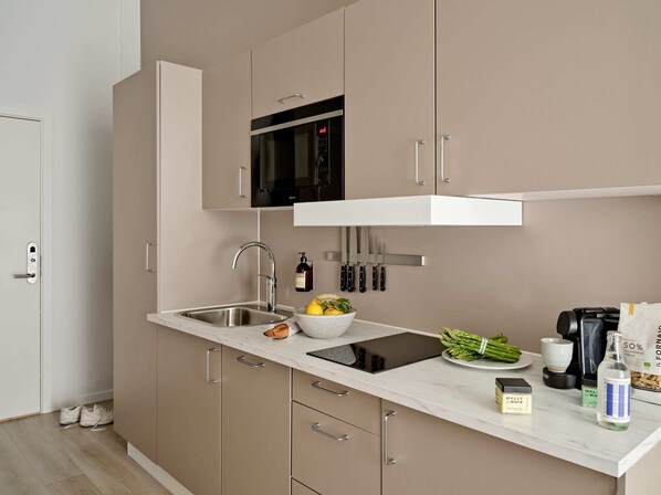 Fridge, microwave, stovetop, dishwasher