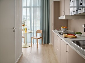 Kühlschrank, Mikrowelle, Herdplatte, Geschirrspüler
