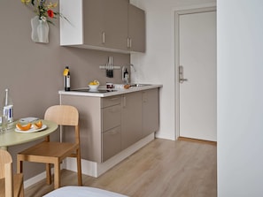 Fridge, microwave, stovetop, coffee/tea maker - Studio Apartment for Solo Travelers (København)