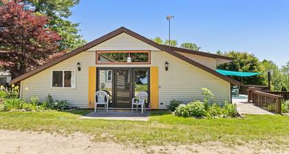 Cozy lake house w/ pickleball court