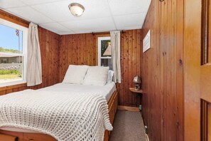 1 dormitorio, tabla de planchar con plancha, wifi y ropa de cama