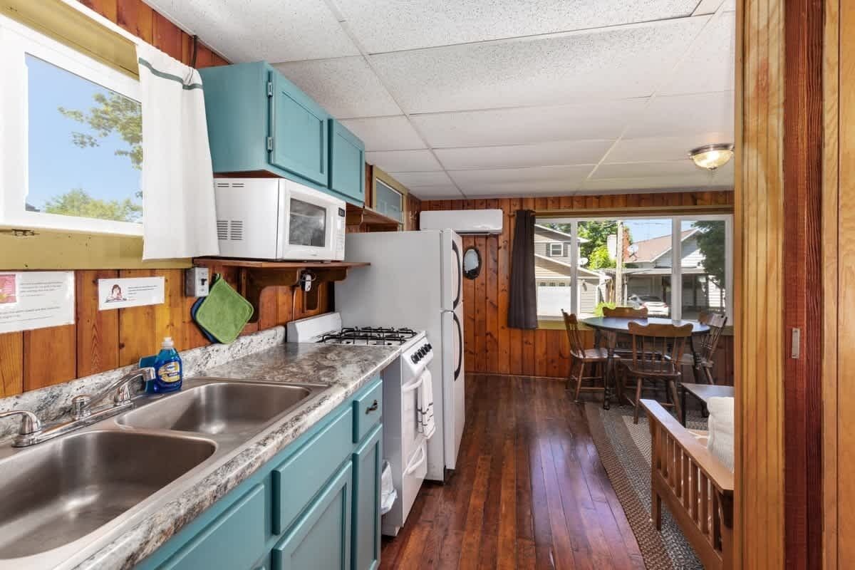 Refrigerador, microondas, parrilla de estufa y cafetera y tetera 