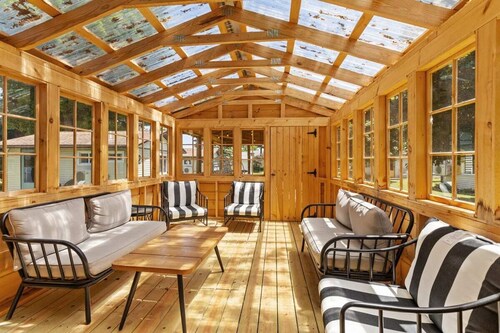 Chippewa Lake cabin w/ pickleball court!