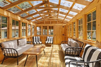 Chippewa Lake cabin w/ pickleball court!