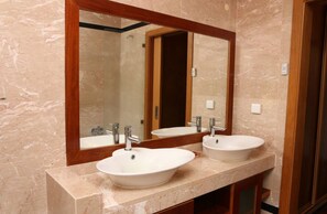 Shower, bidet, towels, soap - Lisbon country house  (Alcochete)