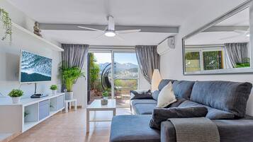 Een smart-tv en een dvd-speler