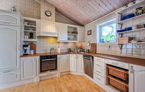 Kjøleskap, oppvaskmaskin og kaffetrakter/tekoker