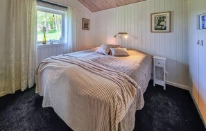 3 bedrooms, travel cot, free WiFi - Beautiful home in Henån with kitchen (Henån)
