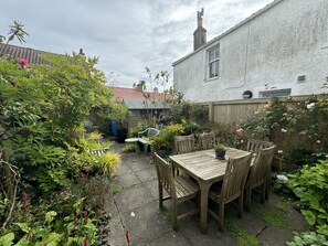 Outdoor dining - Castle Rock, Crail -  a cottage that sleeps 7 guests  in 4 bedrooms (Crail)
