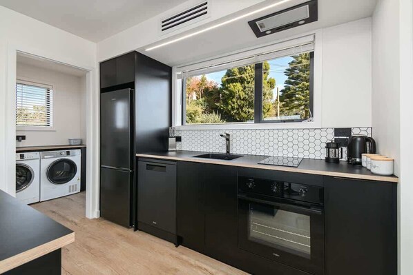 Jääkaappi, mikroaaltouuni, uuni, liesi