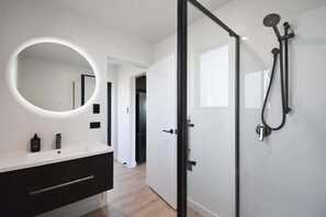 Shower, hair dryer, towels - The Bluebird | Modern, Warm and Stylish! (Rotorua)