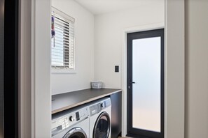 Bathroom - The Bluebird - Lake Views, Stylish, Sleeps 4 (Rotorua)