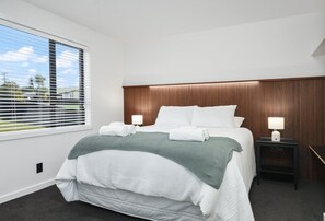 Bedroom - The Bluebird - Lake Views, Stylish, Sleeps 4 (Rotorua)