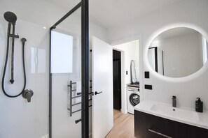 Dusche, Haartrockner, Handtücher