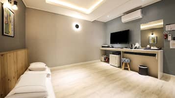 Traditional Room, City View | Egyptian cotton sheets, premium bedding, down comforters