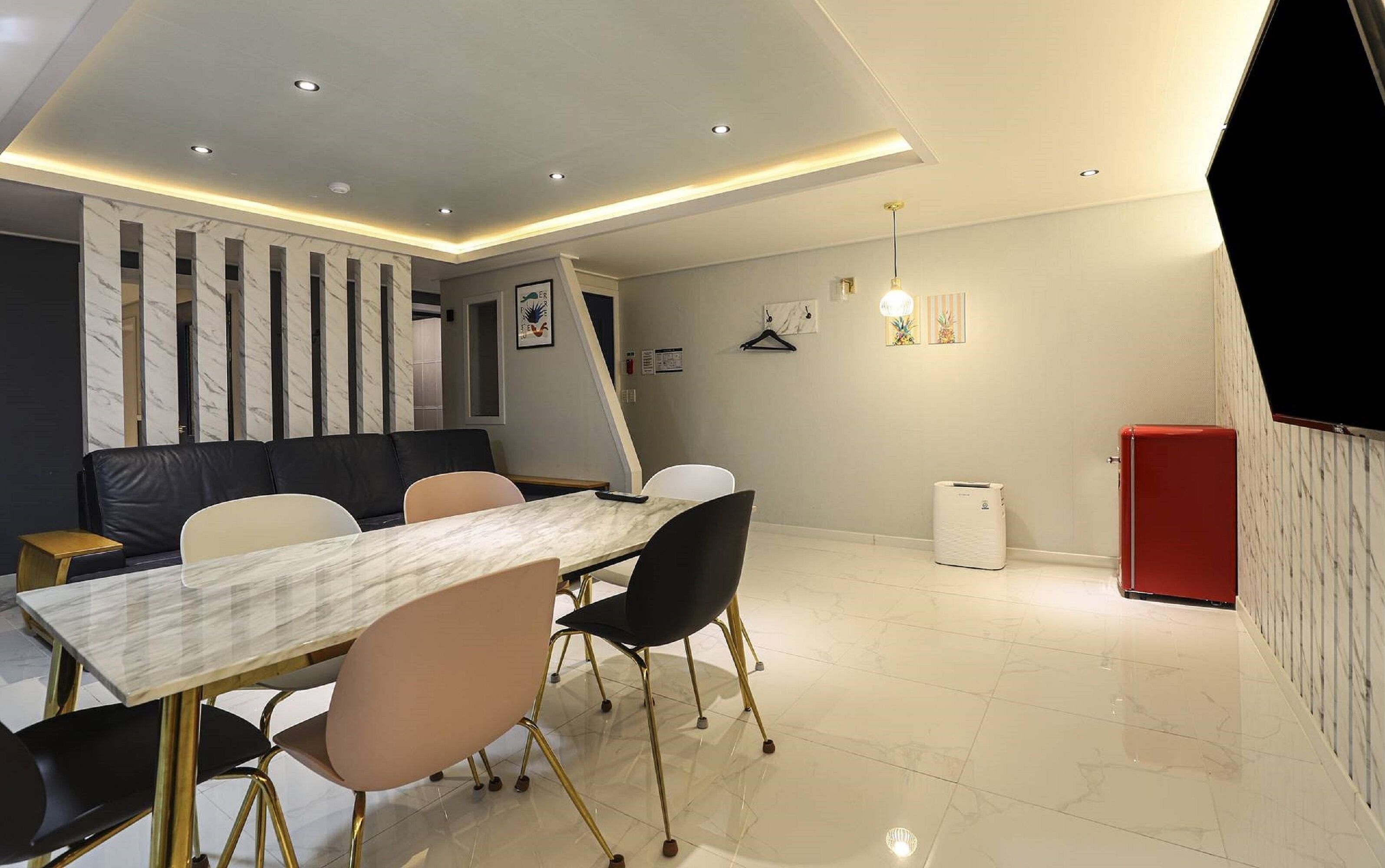 Suite Premium, vista a la ciudad | Área de sala de estar | Televisión LED, Netflix, piso con calefacción y servicios de streaming 