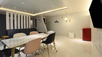 Suite Premium, vista a la ciudad | Área de sala de estar | Televisión LED, Netflix, piso con calefacción y servicios de streaming