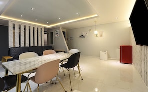 Premium-Suite, Stadtblick | Wohnbereich | 65-Zoll-LED-Fernseher mit Kabelempfang, Netflix, Fußbodenheizung