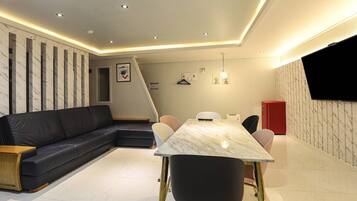 Premium Suite, City View | Living area | 65-inch LED TV with cable channels, Netflix, heated floors